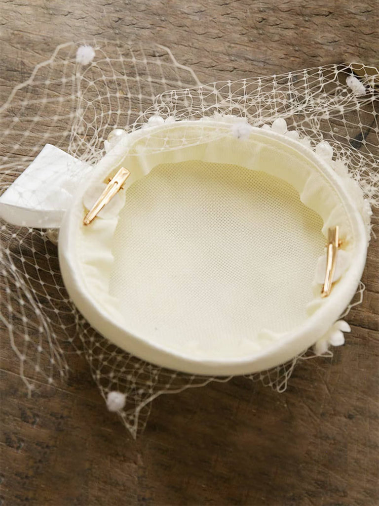Cappello vintage con fiocco in rete di perle bianche