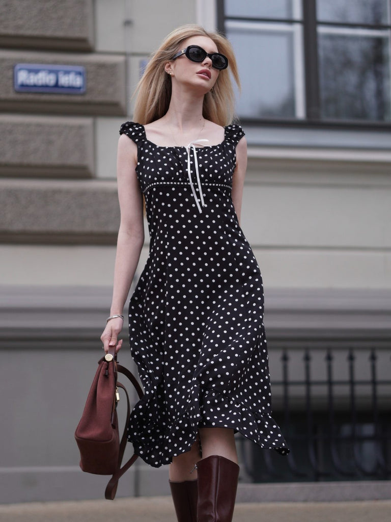 Abito con volant a pois e scollo quadrato anni '40