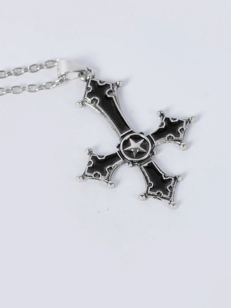 Abito con collana a croce in stile suora nero anni '40