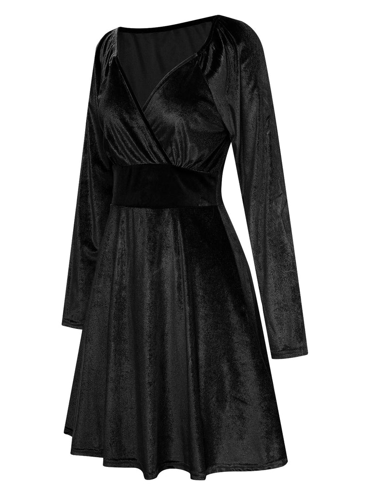 Abito in velluto con scollo a V e maniche lunghe anni '60