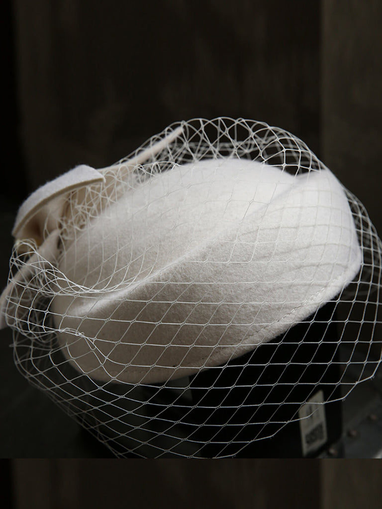 Cappello di lana con berretti in rete e decorazioni in perle