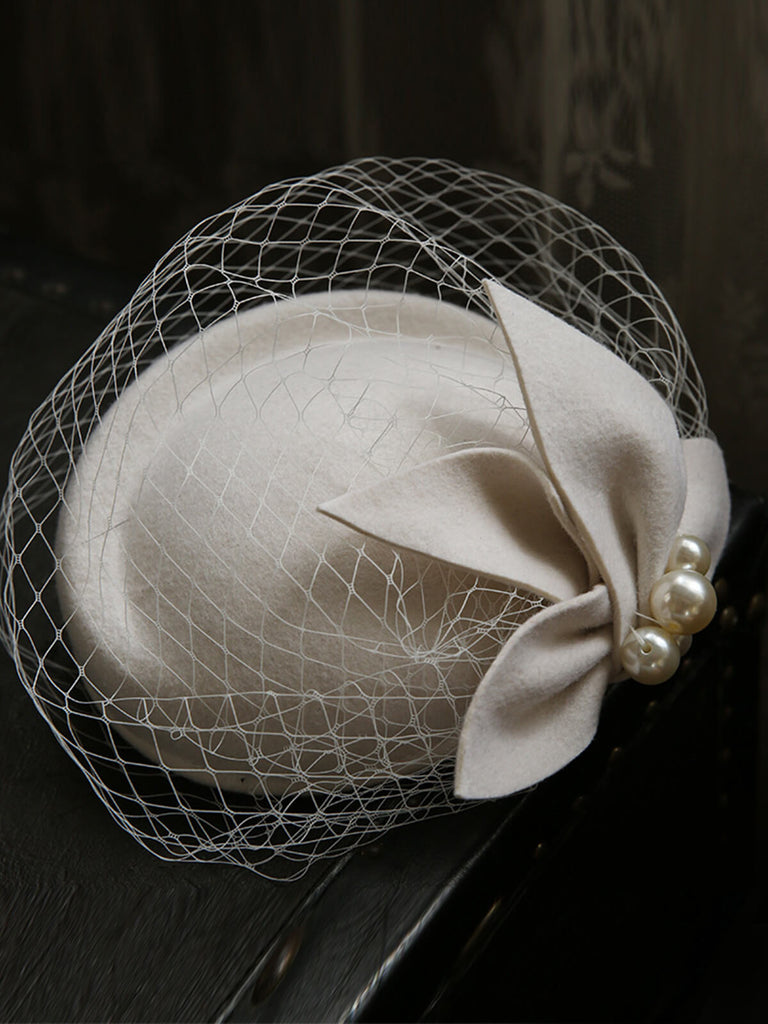 Cappello di lana con berretti in rete e decorazioni in perle
