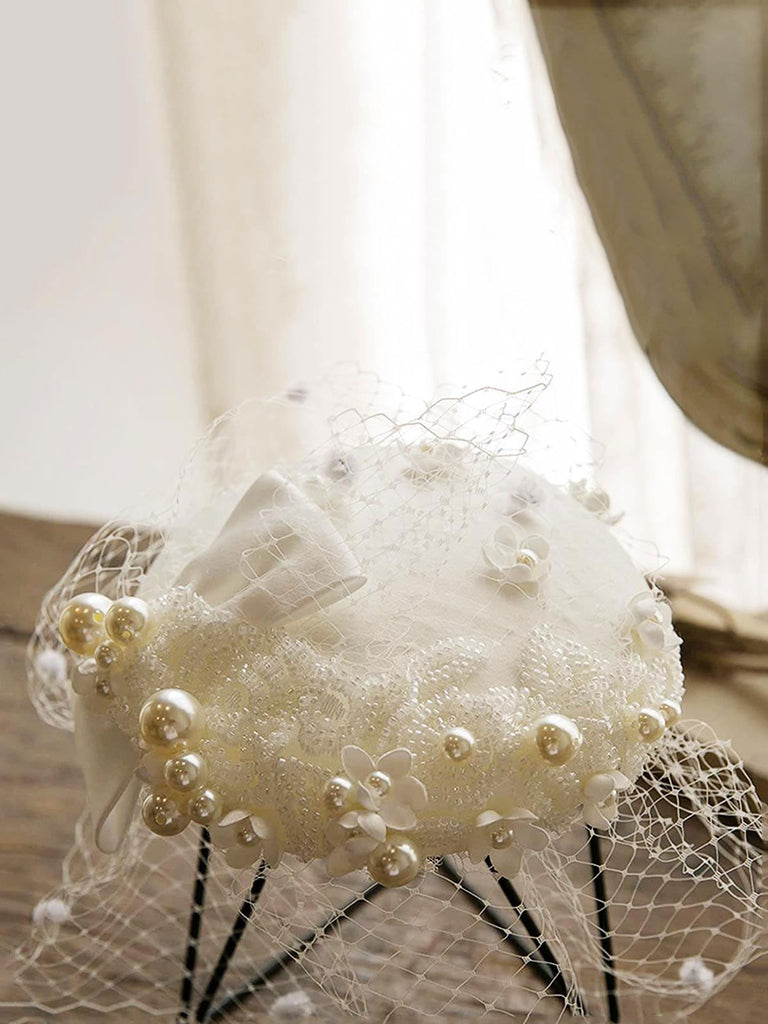Cappello vintage con fiocco in rete di perle bianche