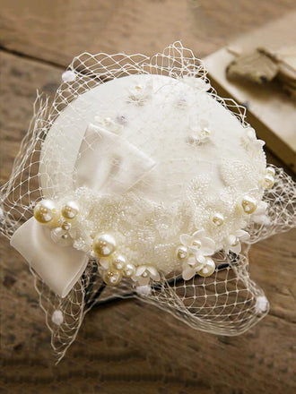 Cappello vintage con fiocco in rete di perle bianche