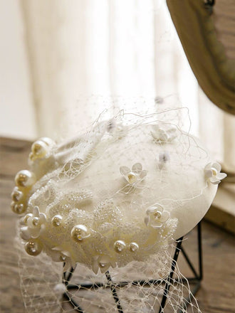 Cappello vintage con fiocco in rete di perle bianche