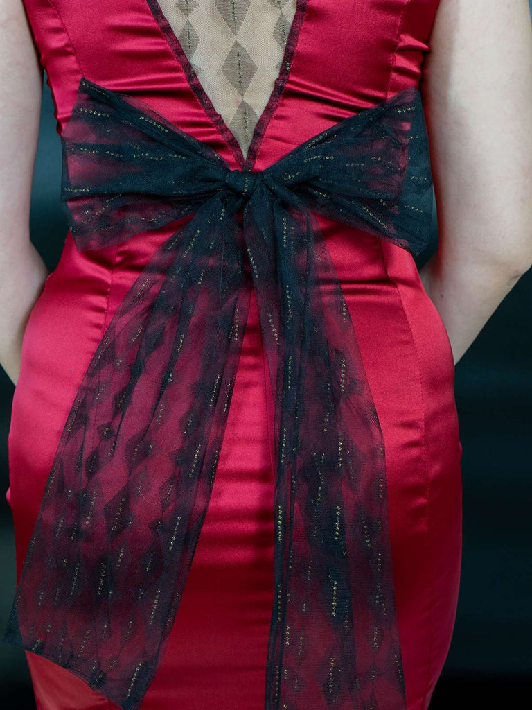 Abito a sirena rosso scuro con decorazioni a fiocco anni '30