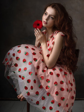 abito a ruota a fragole in rete rosa anni '50