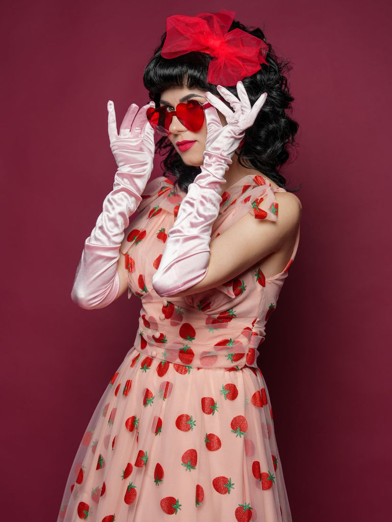 abito a ruota a fragole in rete rosa anni '50