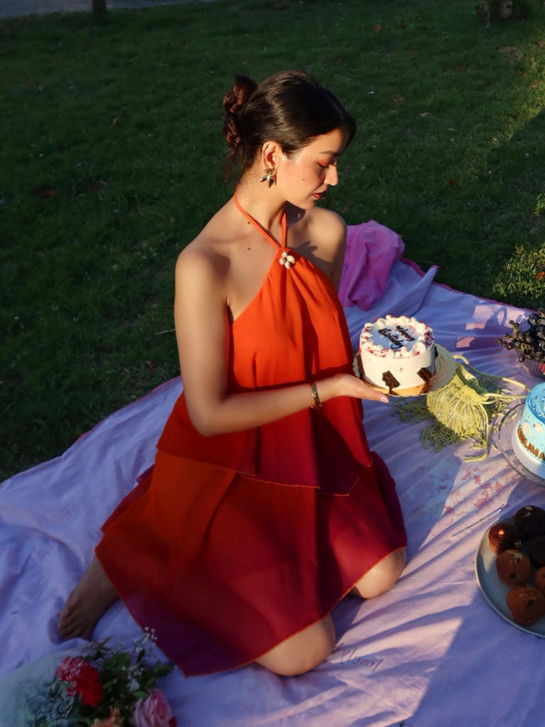 Mini abito arancione sfumatura anni '60 in chiffon con scollo all'americana