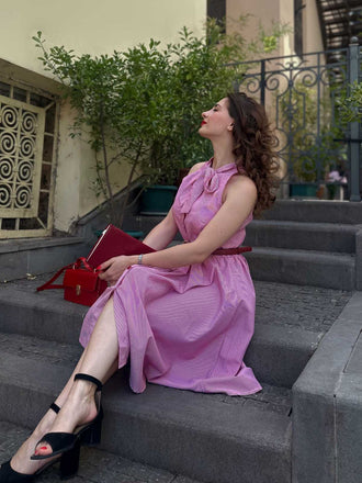 Abito a righe sottili colletto annodato rosa anni '50