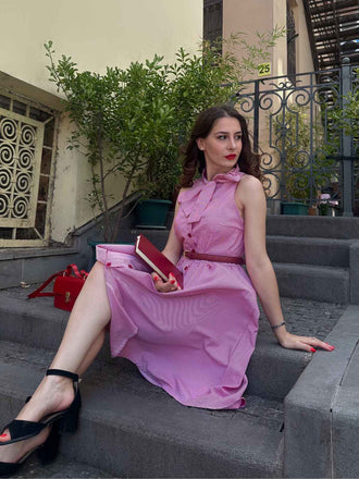 Abito a righe sottili colletto annodato rosa anni '50