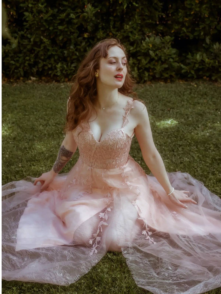 Abito lungo in tulle di pizzo con spalline sottili rosa anni '30