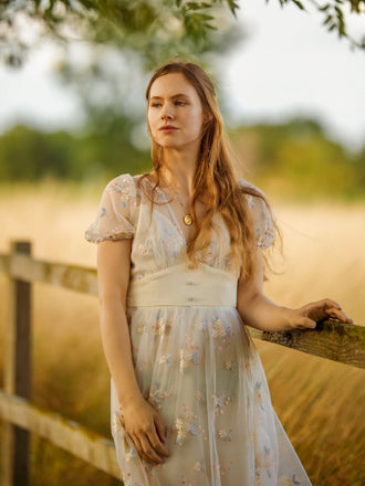 Abito ricami floreale scollo a V profondo bianco anni '50