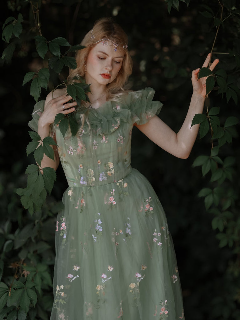 Abito verde anni '30 in rete con ricami floreali senza spalline