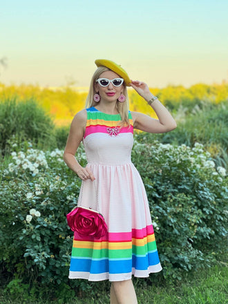 Abito a righe arcobaleno a scollo a barca multicolore anni '50