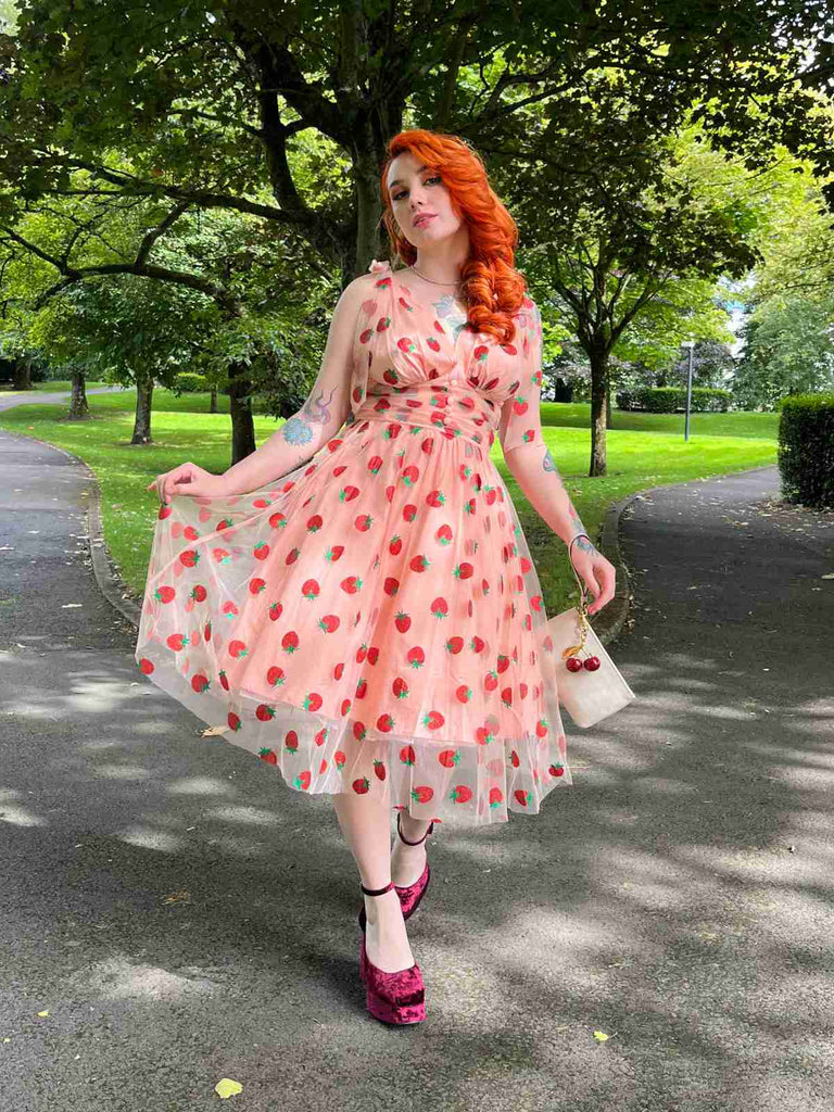 abito a ruota a fragole in rete rosa anni '50