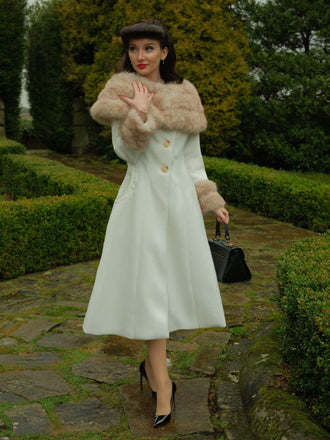 Cappotto con collo di pelliccia multistrato color crema anni '50