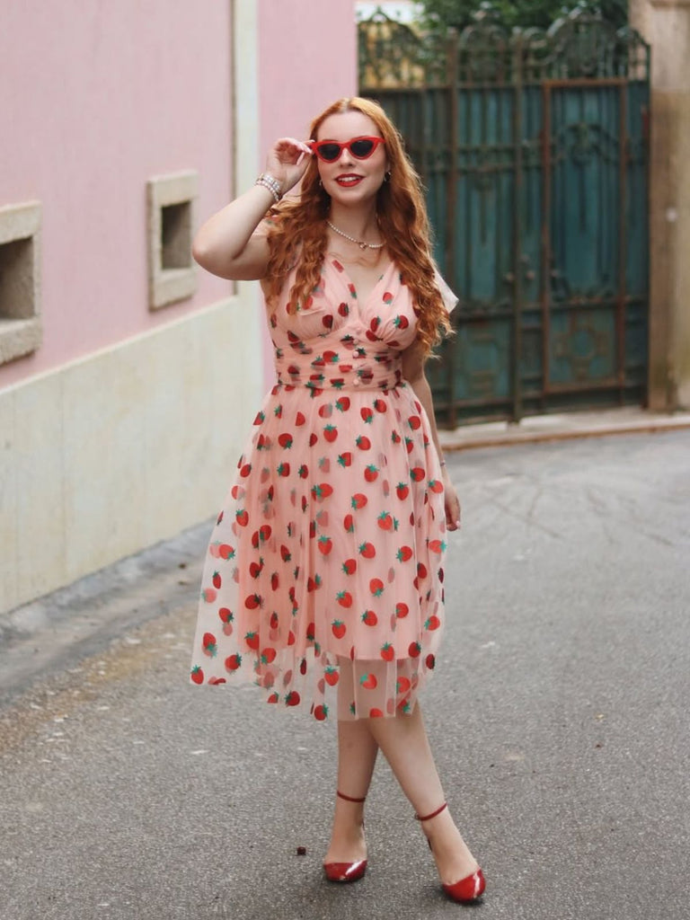 abito a ruota a fragole in rete rosa anni '50