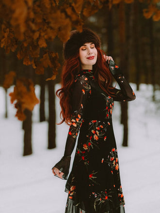 Abito lungo con volant in rete floreale nero anni '30