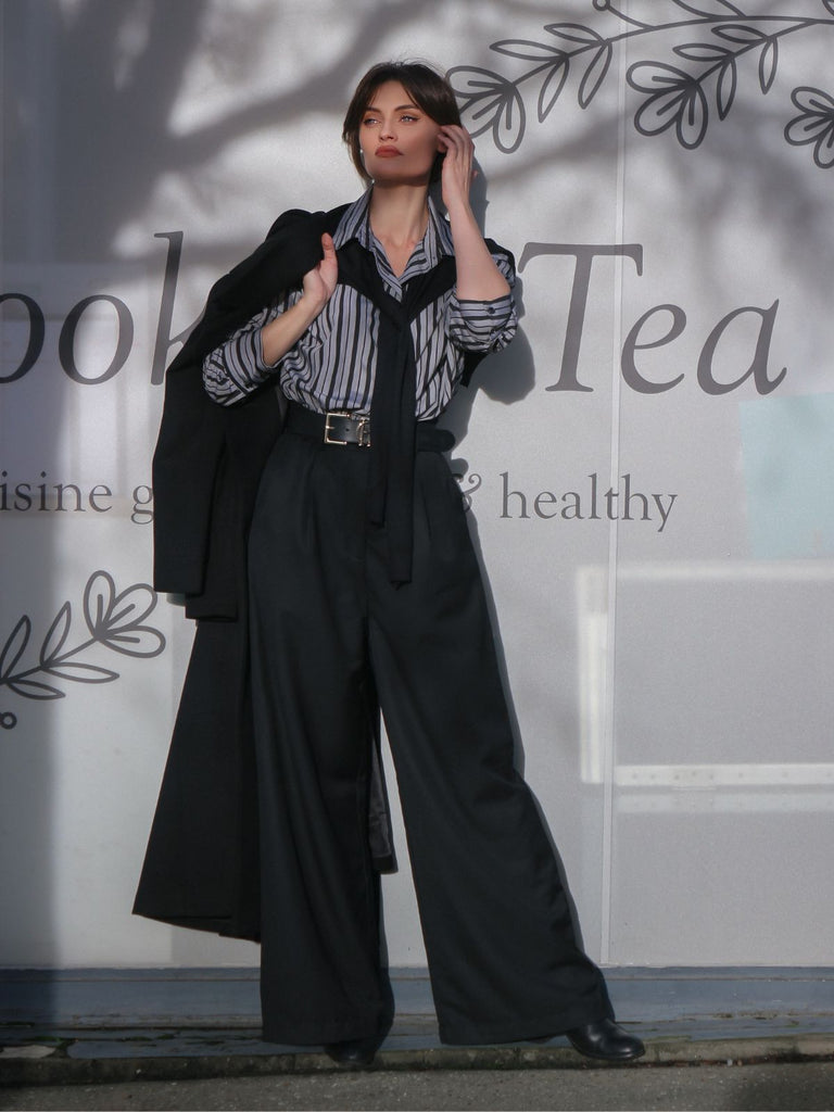 Tuta lunga a righe patchwork e mantello nero anni '40