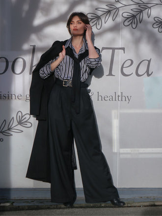 Tuta lunga a righe patchwork e mantello nero anni '40