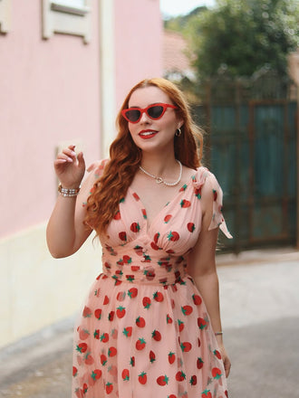 abito a ruota a fragole in rete rosa anni '50
