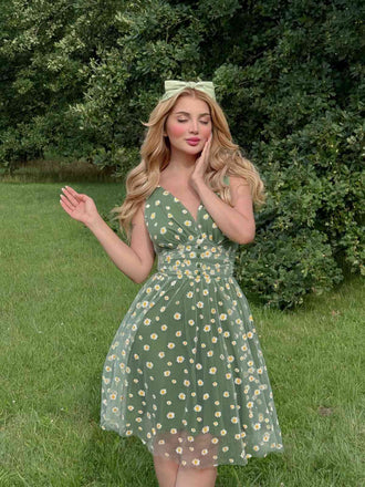 abito a ruota a fragole in rete verde anni '50