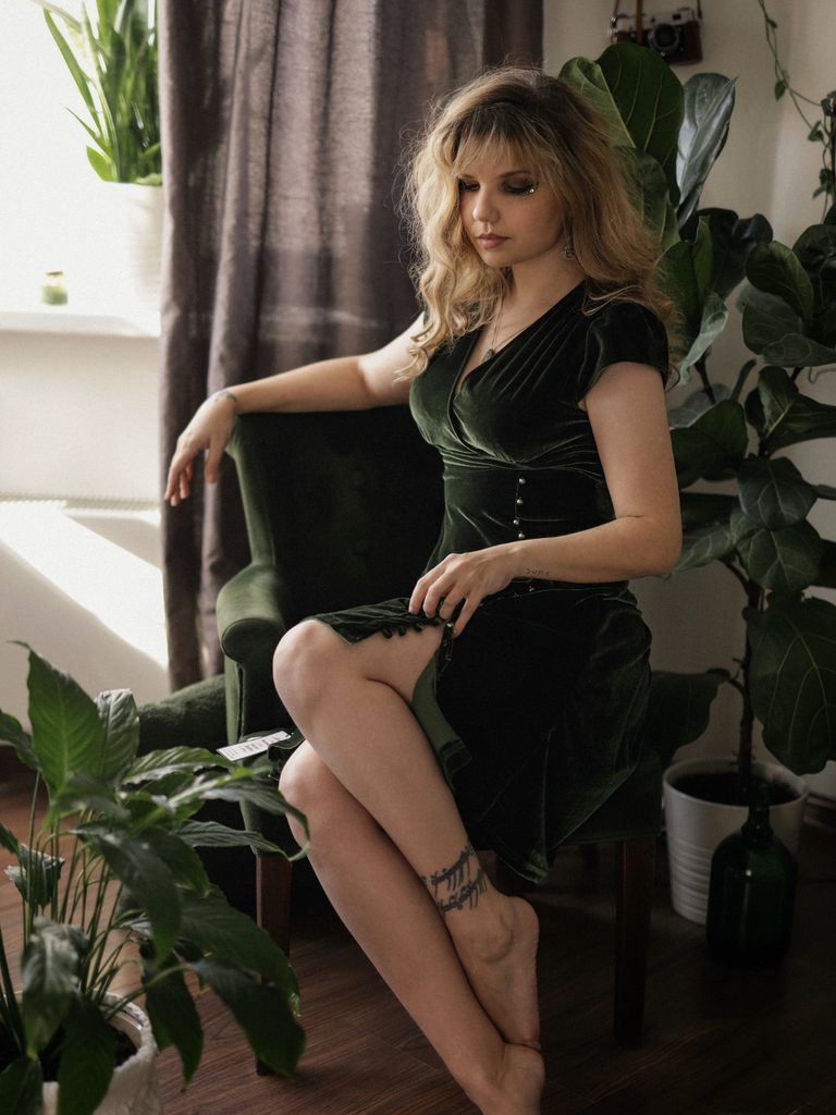 Abito in velluto perla scollo a V profondo verde anni '40