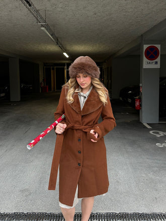 Cappotto con collo di pelliccia e cintura marrone anni '40