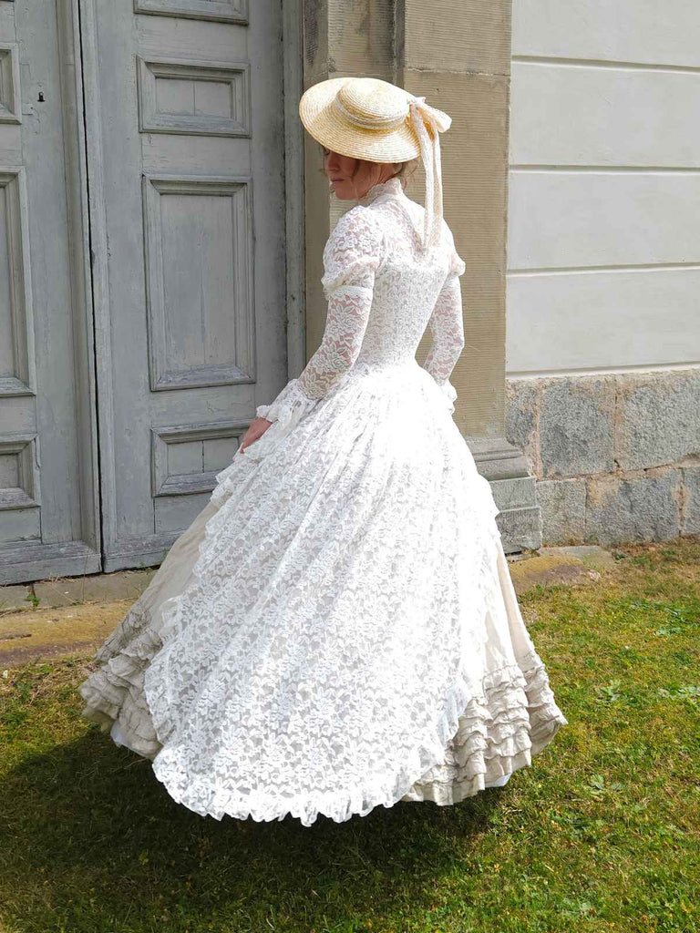 Abito vittoriano in pizzo con maniche a gigot bianco anni '80