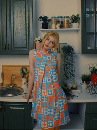 Abito blu colletto alto e stampa floreale anni '60