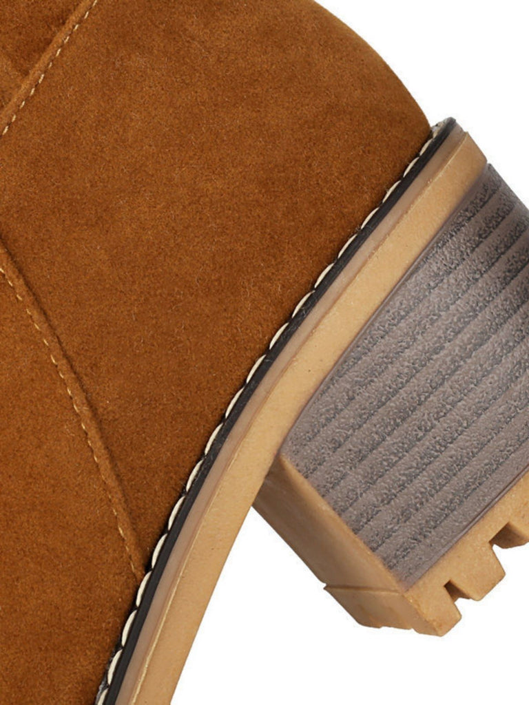 Stivali alti fino al ginocchio con fibbia in pelle scamosciata