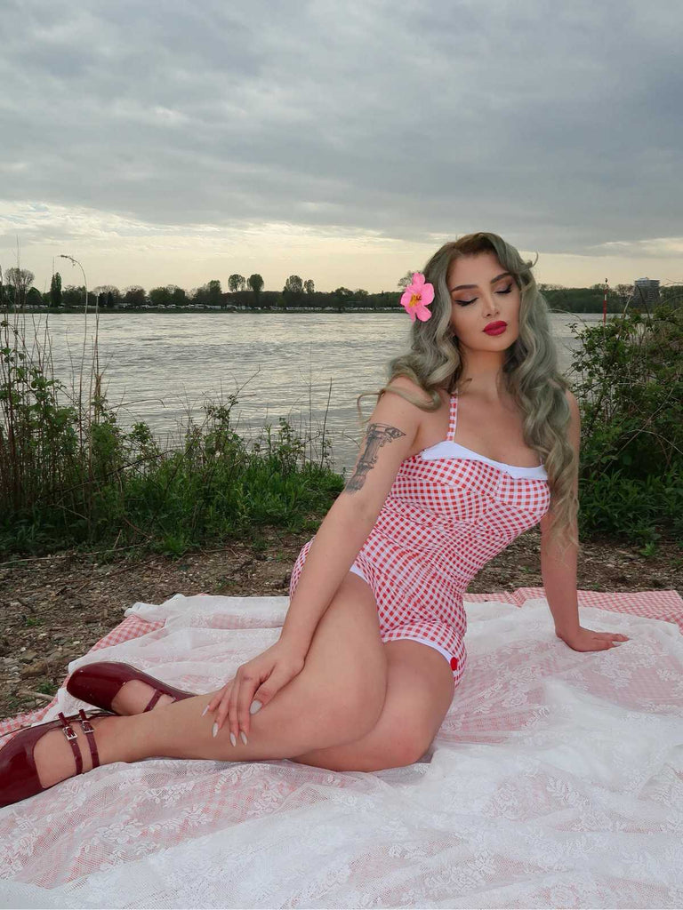 Costumi intero a quadri con fiocco rosso anni '50