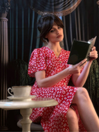 Abito rosso floreale scollo a V bottoni aggiunti anni '40