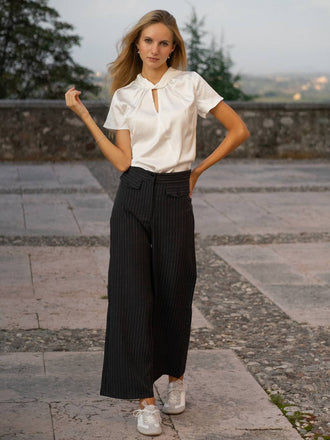 Camicetta in raso con scollo a buco della serratura bianco anni '30