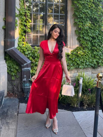 Abito in raso con scollo a V profondo anni '30