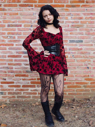 Abito floreale con maniche a sbuffo in pizzo bordeaux anni '50