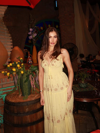 Abito giallo scollo a V e ricami floreali anni '30