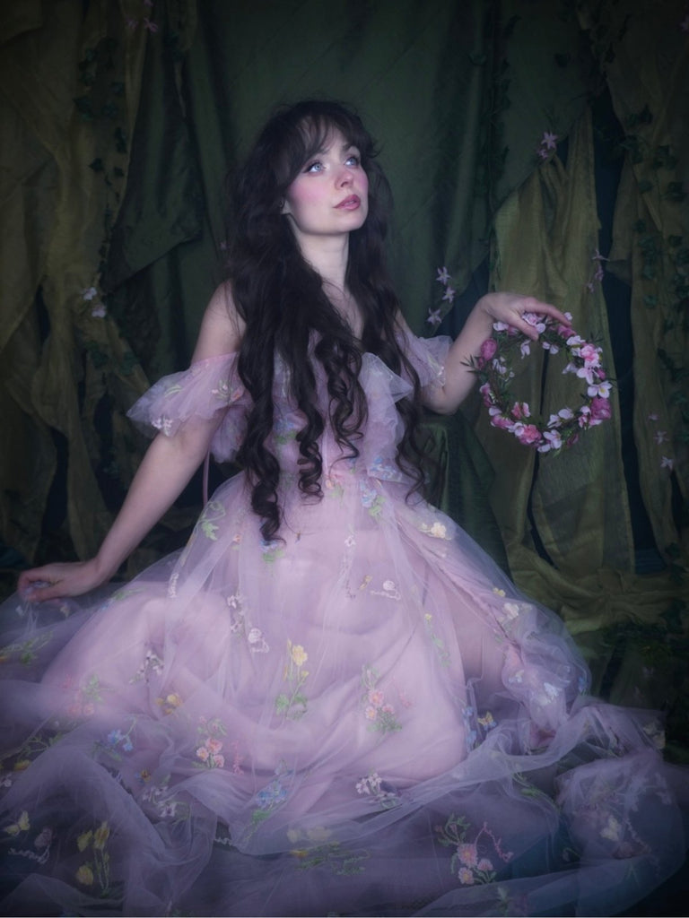 Abito in rete ricamato a fiori a sottoveste con spacco rosa anni '70