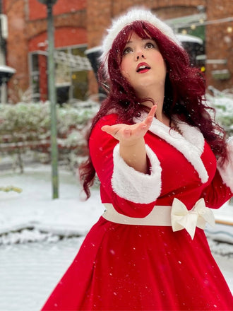 Abito con collo di pelliccia natalizio rosso e bianco anni '50