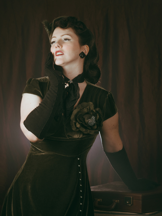 Abito in velluto perla scollo a V profondo verde anni '40