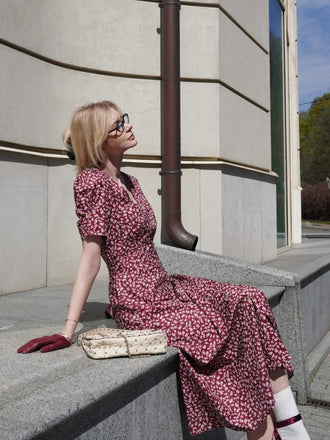 Abito fiori a fiorellini con scollo a V bordeaux anni '40