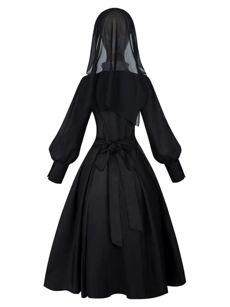 Abito con collana a croce in stile suora nero anni '40