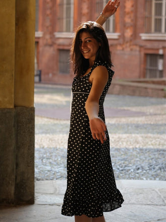 Abito con volant a pois e scollo quadrato anni '40