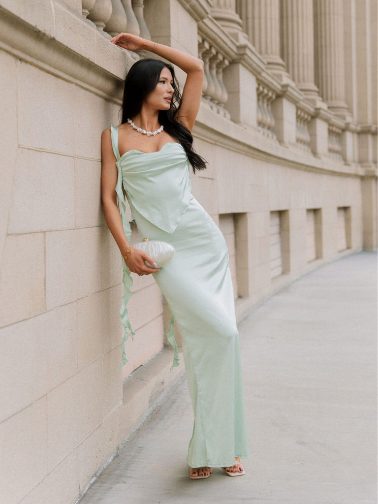 Abito in raso con schiena scoperta e balze anni '70