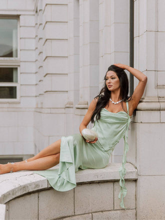 Abito in raso con schiena scoperta e balze anni '70