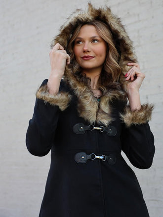 Cappotto con fibbia solida e rifiniture in pelliccia nero anni '50