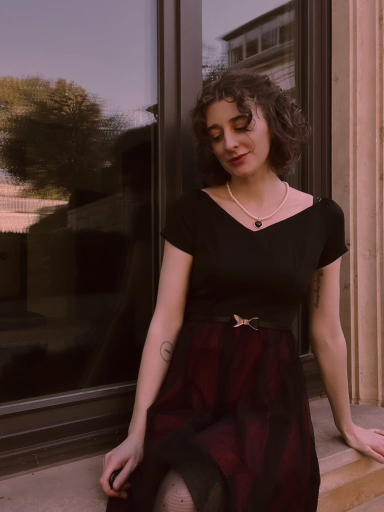 Abito con cintura a pois spalle scese bordeaux anni '50