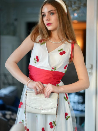 Abito bianco in rete di ciliegie ricamato anni '50