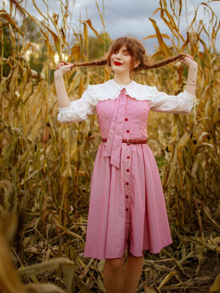 Abito a righe sottili colletto annodato rosa anni '50